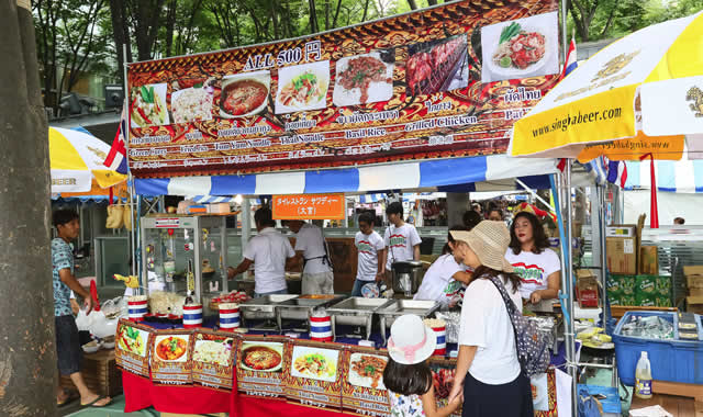 タイ料理をはじめアジアやヨーロッパ、アフリカなど世界各国の屋台料理やスイーツを提供するブースが立ち並ぶ「ワールドフェスタ」を開催
